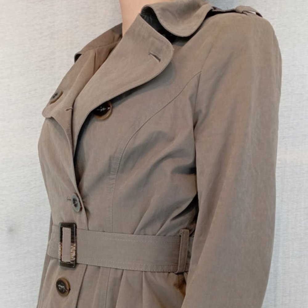 Spring coat size L in khaki colour with belt. Polyester, Nylon, Cotton.